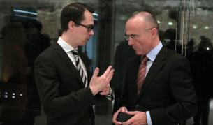 Финландският министър на отбраната Карл Хаглунд (л) заедно с австрийския си колега Гералд Клуг