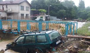 Тежки поражения във варненския квартал Аспарухово след проливния дъжд миналия месец. Над 2 м приливна вълна влачи коли, дървета покъщнина.