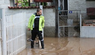 Продължава отводняването на наводнените дворове и мазета в Добрич. Обстановката се нормализира, но щетите са за милиони левове