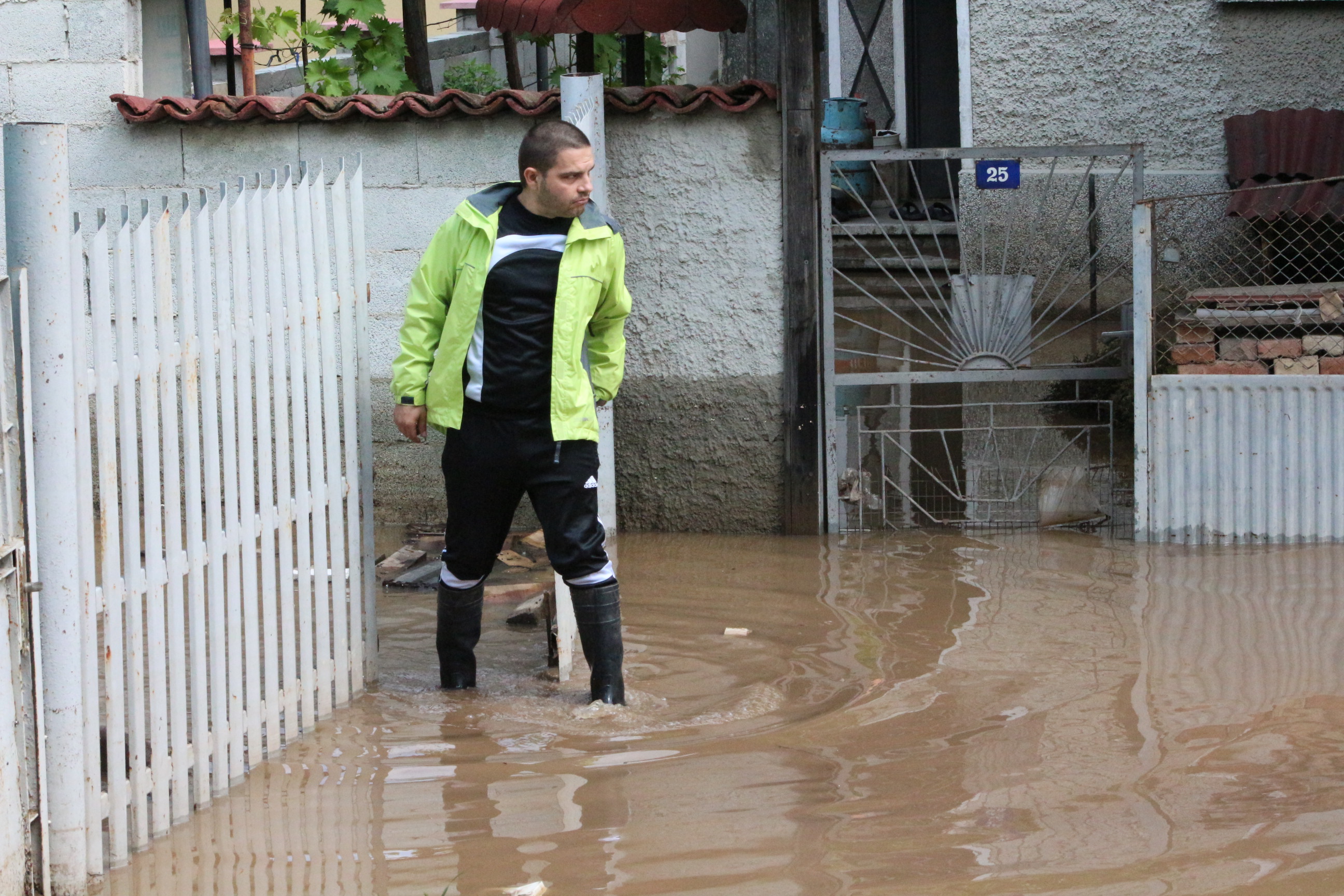 Продължава отводняването на наводнените дворове и мазета в Добрич. Обстановката се нормализира, но щетите са за милиони левове