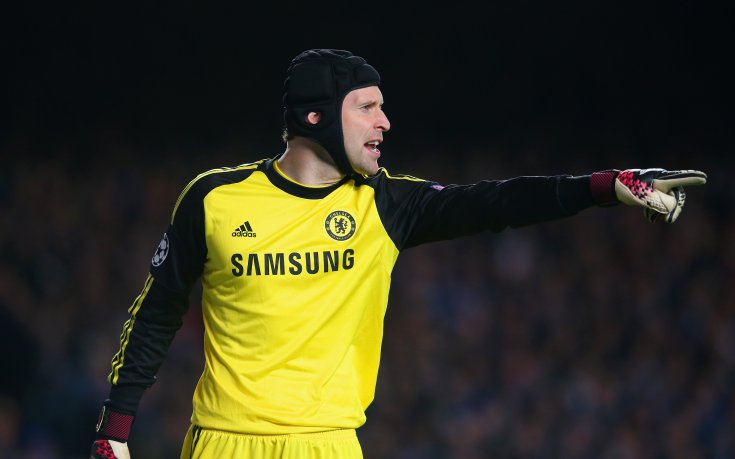 Задължават футболистите да играят с каски?