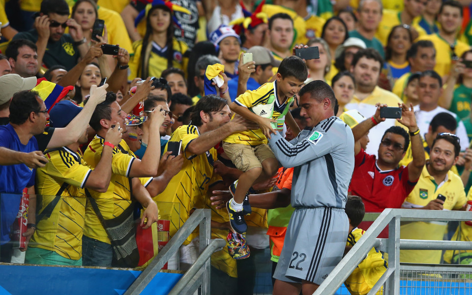 ФИФА не разреши на легендата Мондрагон да се снима на терена със сина си