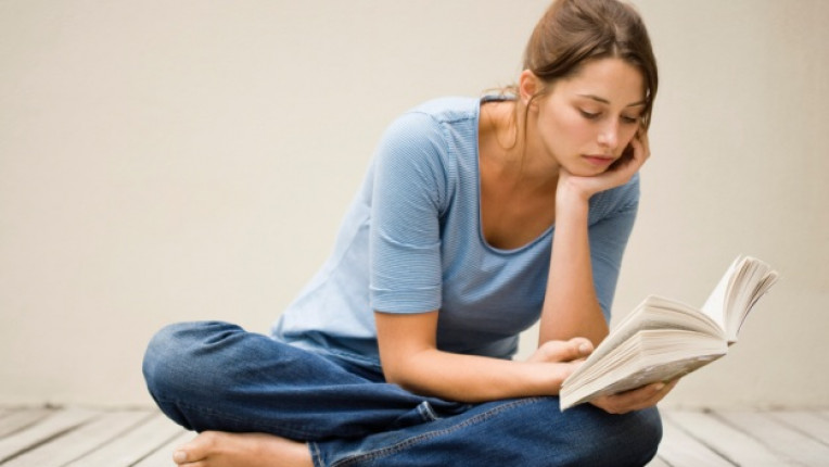 жена четене книги почивка