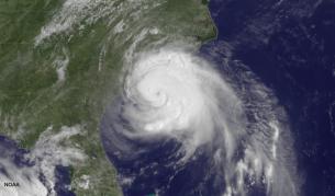 Ураганът Артър връхлетя Северна Каролина