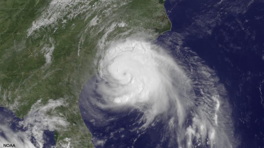 Ураганът Артър връхлетя крайбрежието при Северна Каролина