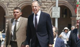 Сергей Лавров се разходи от Министерския съвет до Президенството