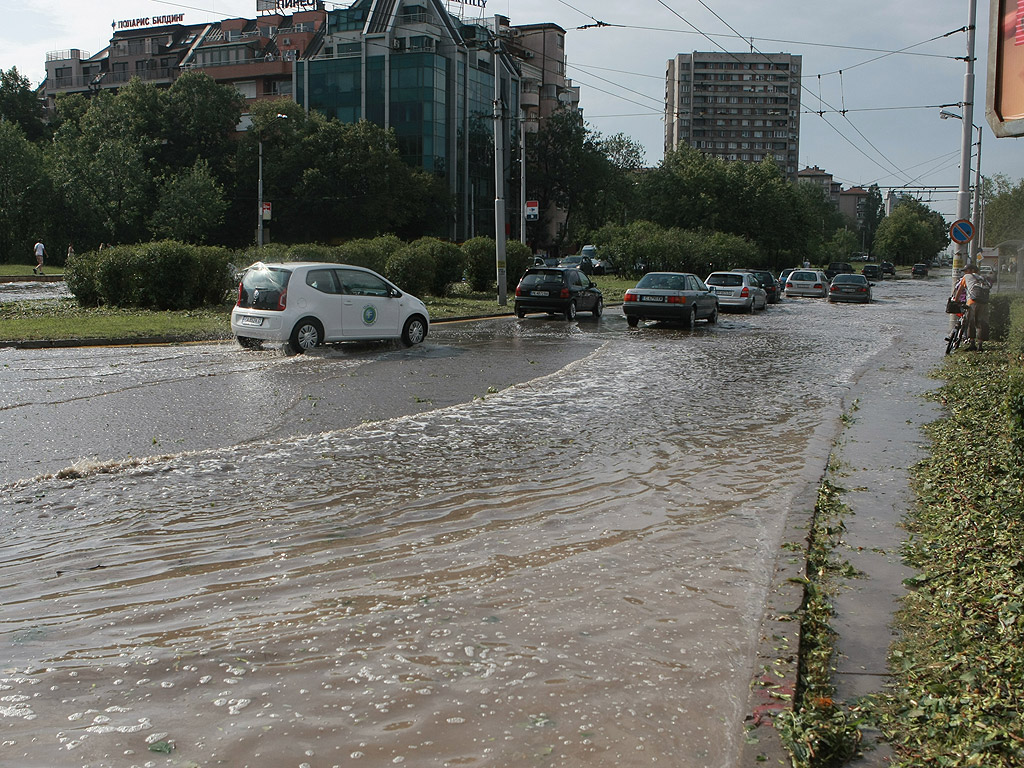 Бурята с проливен дъжд и градушка се разрази след 16:30 ч. в София. Вследствие на силната буря в София е загинал човек, съобщиха от пресцентъра на Столична община. Дърво в Борисовата градина по пътеката за къпалнята Мария Луиза е паднало върху пешеходец, който е починал. От МВР уточниха, че загиналият е мъж на 70 години. Има паднало дърво върху жена на Алея Яворов, засега няма информация за състоянието й. Шестима души са пострадали и са прегледани в "Пирогов" Из целия град има големи задръствания. Много светофари не работят, пътната полиция регулира по-големите кръстовища