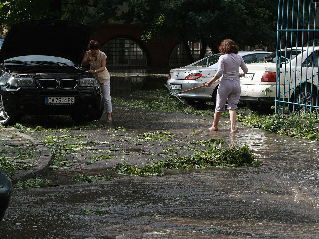 Бурята с проливен дъжд и градушка се разрази след 16:30 ч. в София. Вследствие на силната буря в София е загинал човек, съобщиха от пресцентъра на Столична община. Дърво в Борисовата градина по пътеката за къпалнята Мария Луиза е паднало върху пешеходец, който е починал. От МВР уточниха, че загиналият е мъж на 70 години. Има паднало дърво върху жена на Алея Яворов, засега няма информация за състоянието й. Шестима души са пострадали и са прегледани в "Пирогов" Из целия град има големи задръствания. Много светофари не работят, пътната полиция регулира по-големите кръстовища
