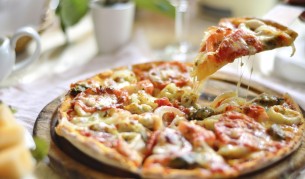 Семейство си направи пицария в яхта на Карибите