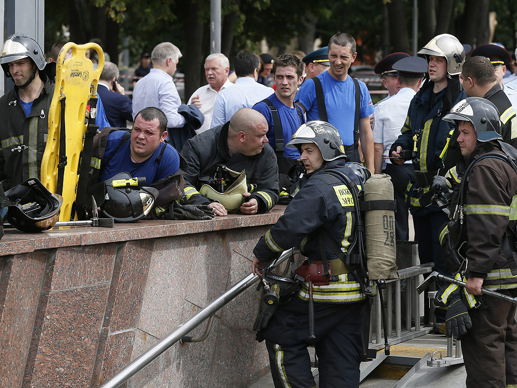 Дванайсет души са загинали, а почти 150 са пострадали при авария в московското метро. Над 100 души от пострадалите били транспортирани в болница. Дерайлирали са три вагона, без обаче да се преобърнат. Спасители евакуират пътниците от композицията. На мястото на инцидента работят над 100 екипа на спешната помощ.