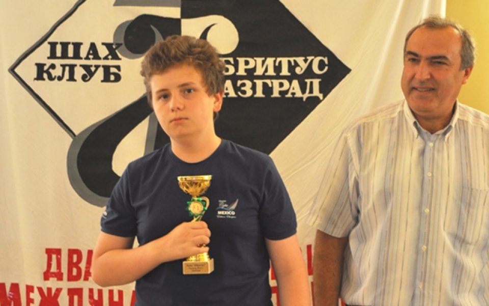 Осемгодишен шахматист с приз от турнира Абритус