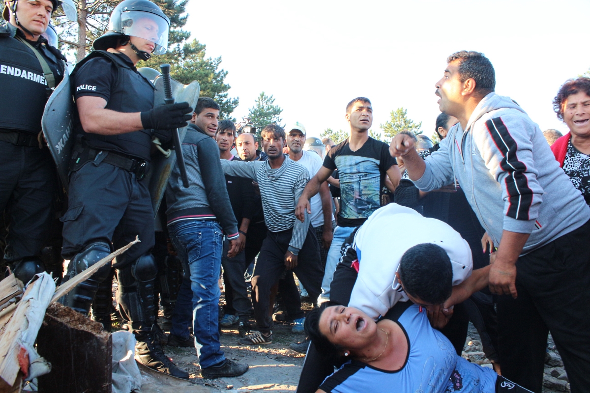 Роми, които отказват да напуснат определените за събаряне незаконни постройки, бяха усмирявани с белезници от полицаите