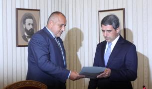 Лидерът на ГЕРБ Бойко Борисов връща мандата на президента Росен Плевнелиев