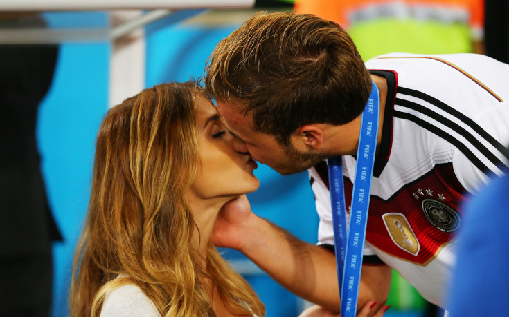 Гьотце и приятелката му разпускат с кални бани