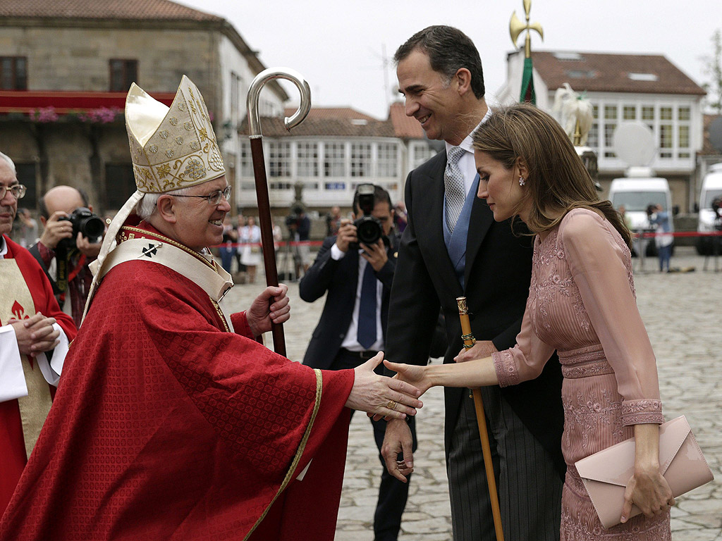 Испанския крал Фелипе VI и кралица Летиция поздравят архиепископ Барио при пристигането им за традиционната церемония по отдаване на почит към апостол Сантяго, проведеждана в катедралата в Сантяго де Компостела, Испания. Апостол Сантяго е обявен за покровител на Испания.