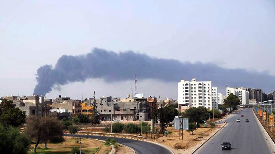 Огромен пожар избухна в нефтохранилище край Триполи