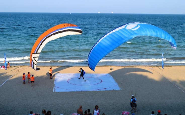 Парапланери изпълниха небето над морската градина