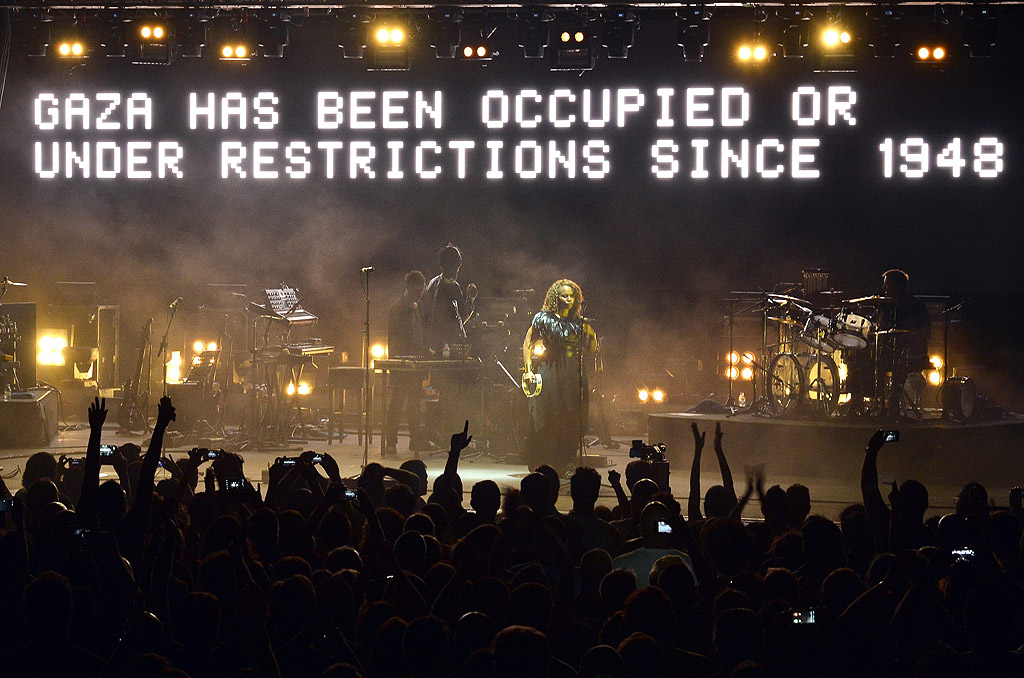 Massive Attack по време на тяхното изпълнение в Byblos International Festival в древния град Библос, северно от Бейрут, Ливан. Фестивалът се провежда от 3 Юли до 19-ти Август, 2014.