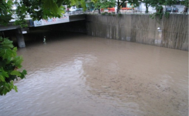 Интензивни валежи наводниха подлезите във Враца