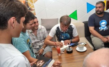 Наско Сираков час по-рано в Разград за среща със сините фенове