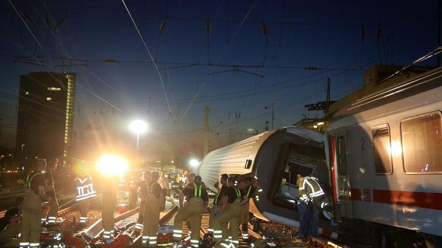 Десетки ранени при влакова катастрофа в Германия