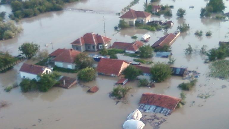 Жертви, десетки срутени къщи и воден ад в Мизия, евакуираха 800 ...
