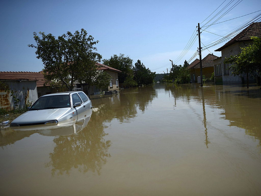 Над 40 къщи рухнаха в Мизия заради наводнението. Жандармерията поема охраната на града срещу мародерства
