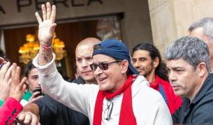 Чичо Чарли пак скандален - заля се с банкноти, а не с вода