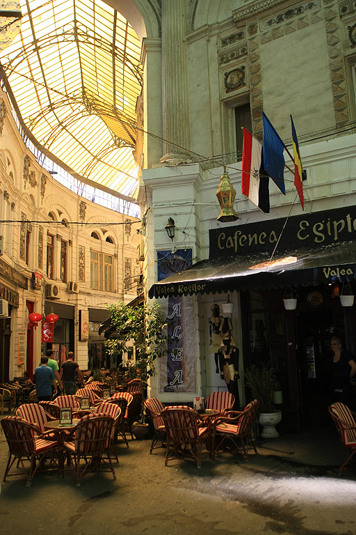 Букурещ е наричан още "Малкият Париж" заради приликата си с френската столица - архитектурата от ХІХ век