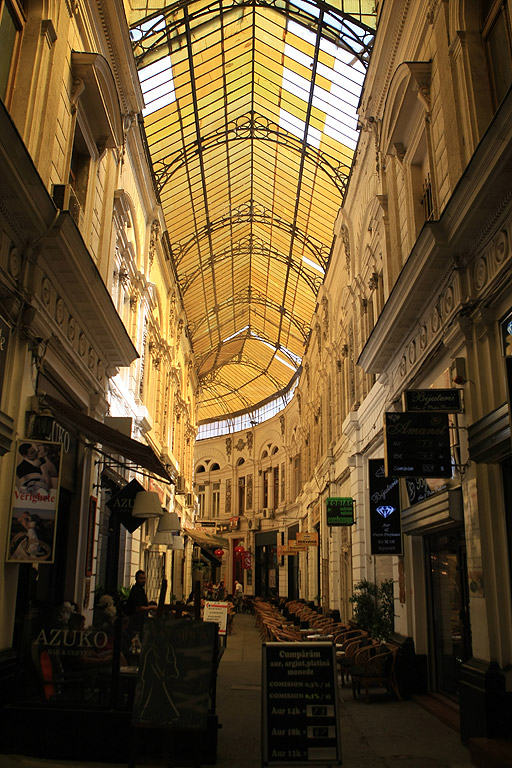 Букурещ е наричан още "Малкият Париж" заради приликата си с френската столица - архитектурата от ХІХ век