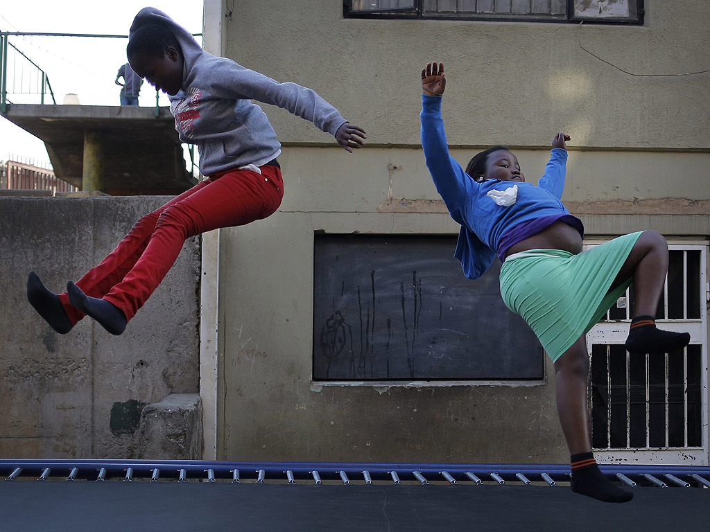 Въпреки, че е един от най-бедните градски райони в страната, квартала Александра на Йохансбург днес е оживен и колоритен квартал с атмосфера. Деца играят футбол по улиците между бараки, други прекарват свободното си време на открито поле сред мръсотия. Междувременно, други деца са намерили забавление, като се събират, за да играят на батута. Новата страст е дело на Александра Батут клуб, осигурили два батута, разположени между жилищните блокове. Треньор от Александра Батут клуб, следи децата внимателно, като същевременно дава инструкции. Клубът има някои звезди вече като регионални шампиони. Шест гимнастички на Александра Батут Клуб са избрани да представляват Южна Африка през 2014 г. на Индо-Тихоокеанското първенство. Скока на батут предлага на децата един момент на радост и бягство от техния тежък живот. Там не винаги може да се видят перфектни изпълнения, но радостните викове отразяват забавата, вълнението и надеждата да се овладеят салтата