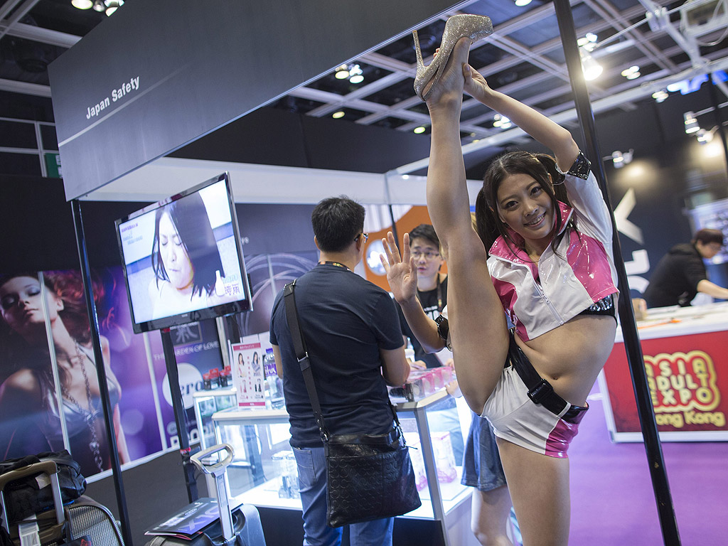 Танцьорка на щанд на Азиатското изложение за възрастни в Хонгконг. На него са представени 175 изложителя от 15 страни. Световният пазар за секс играчки се оценява на 15 млрд. щатски долара годишно.