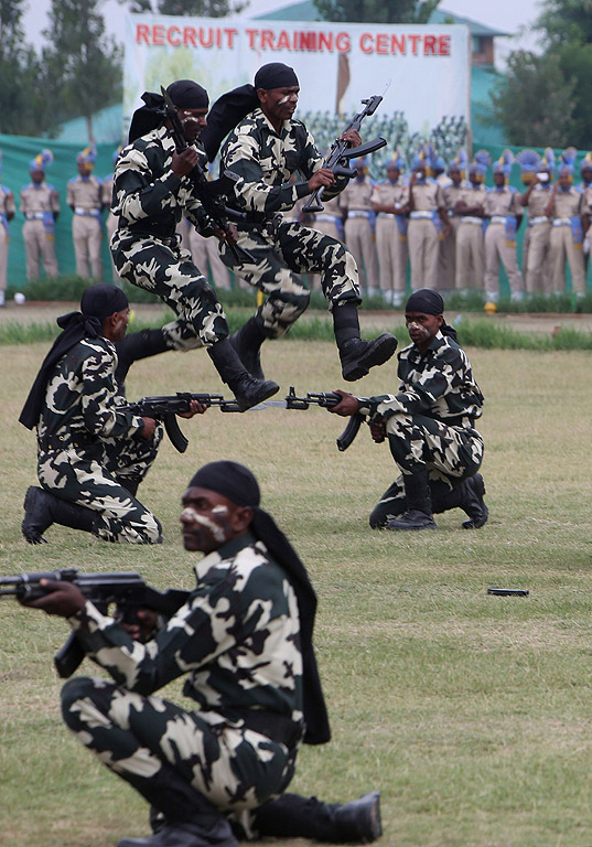 Общо 368 новобранци бяха приети в индийската полиция след 44-седмично обучение за физическа подготовка, боравене с оръжие, командо операции и противодействие на терористи.