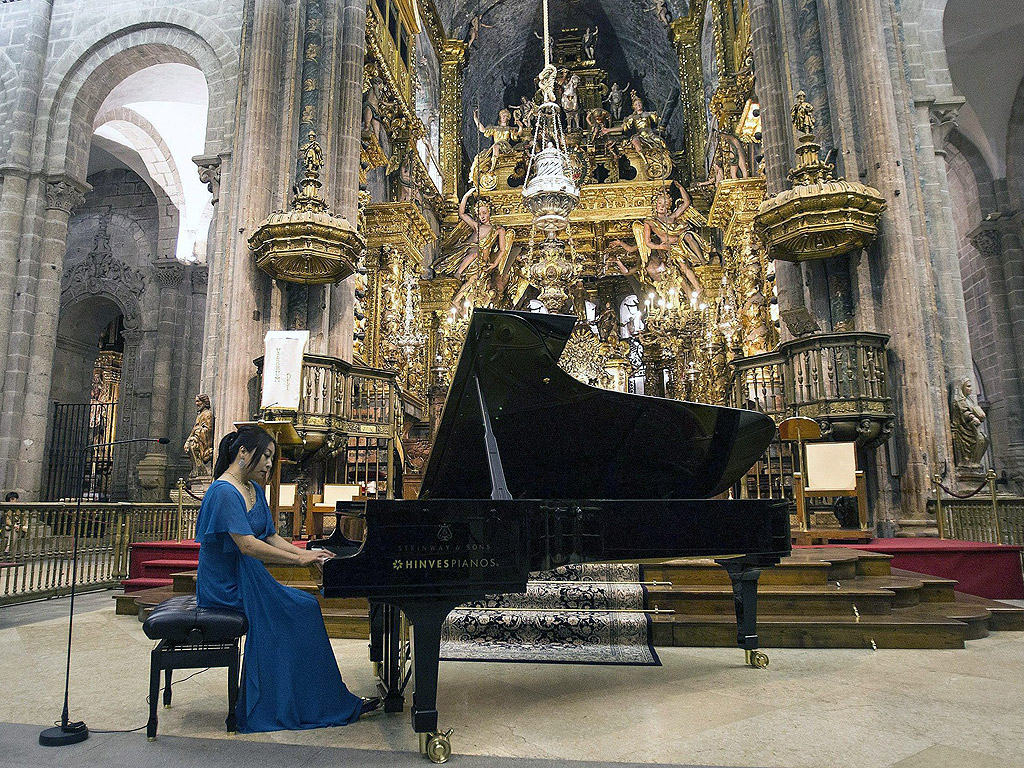 Японската пианистка Мине Каваками свири в катедралата Сантяго де Компостела, Испания.