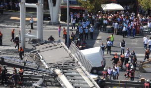 Камион срути пешеходен мост в Истанбул, има жертви