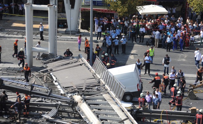 Камион срути пешеходен мост в квартал на Истанбул, има жертви