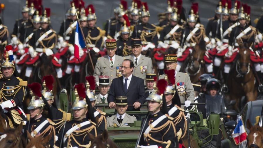 Френският президент Франсоа Оланд по време на парада на 14 юли