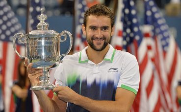 Марин Чилич позира с трофея от Емпайър Стейт Билдинг