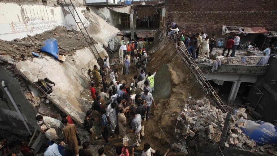 Джамия се срути в Пакистан, над 20 загинали