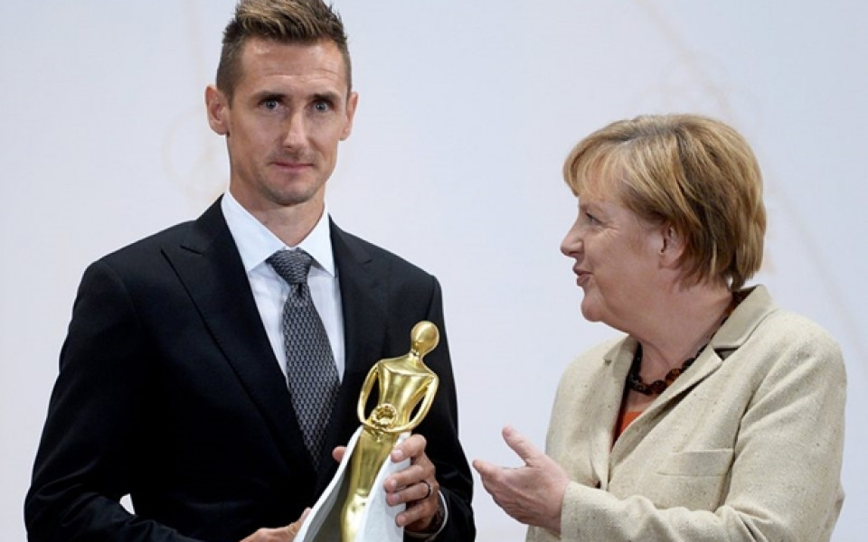 Меркел награди Клозе със статуетка за интеграция