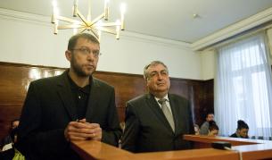 Адвокат Йонко Грозев и премиерът Георги Близнашки в съдебната зала