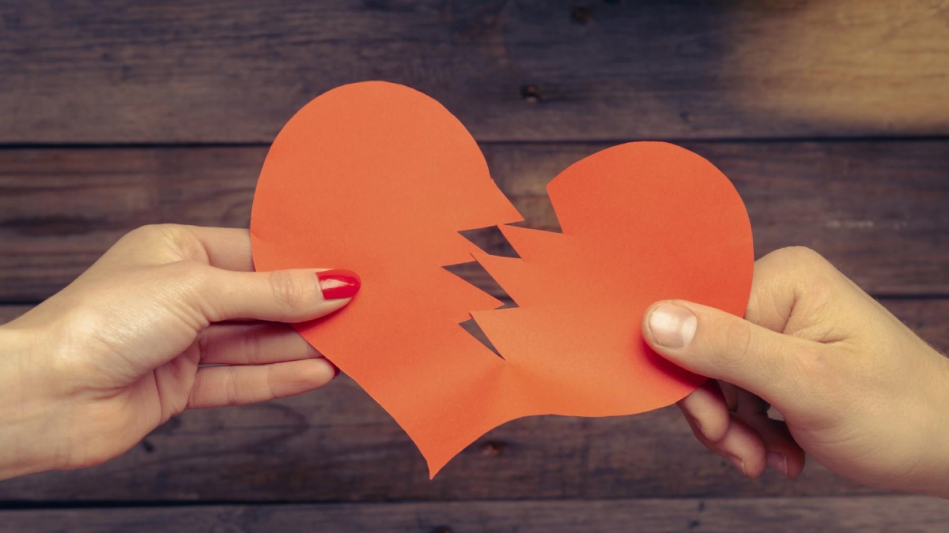 Холивудската звезда Дакота Джонсън и музикантът Крис Мартин се разделиха