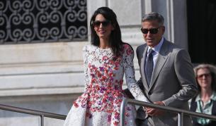 Младоженците Джордж Клуни и Амал Аламудин организираха пищна сватба в присъствието на звездни гости. В петък (26 септември) те пристигнаха във Венеция, в събота и неделя (27 и 28 септември) имаше празненства, а в понеделник (29 септември) подписаха официално и вече са венчани