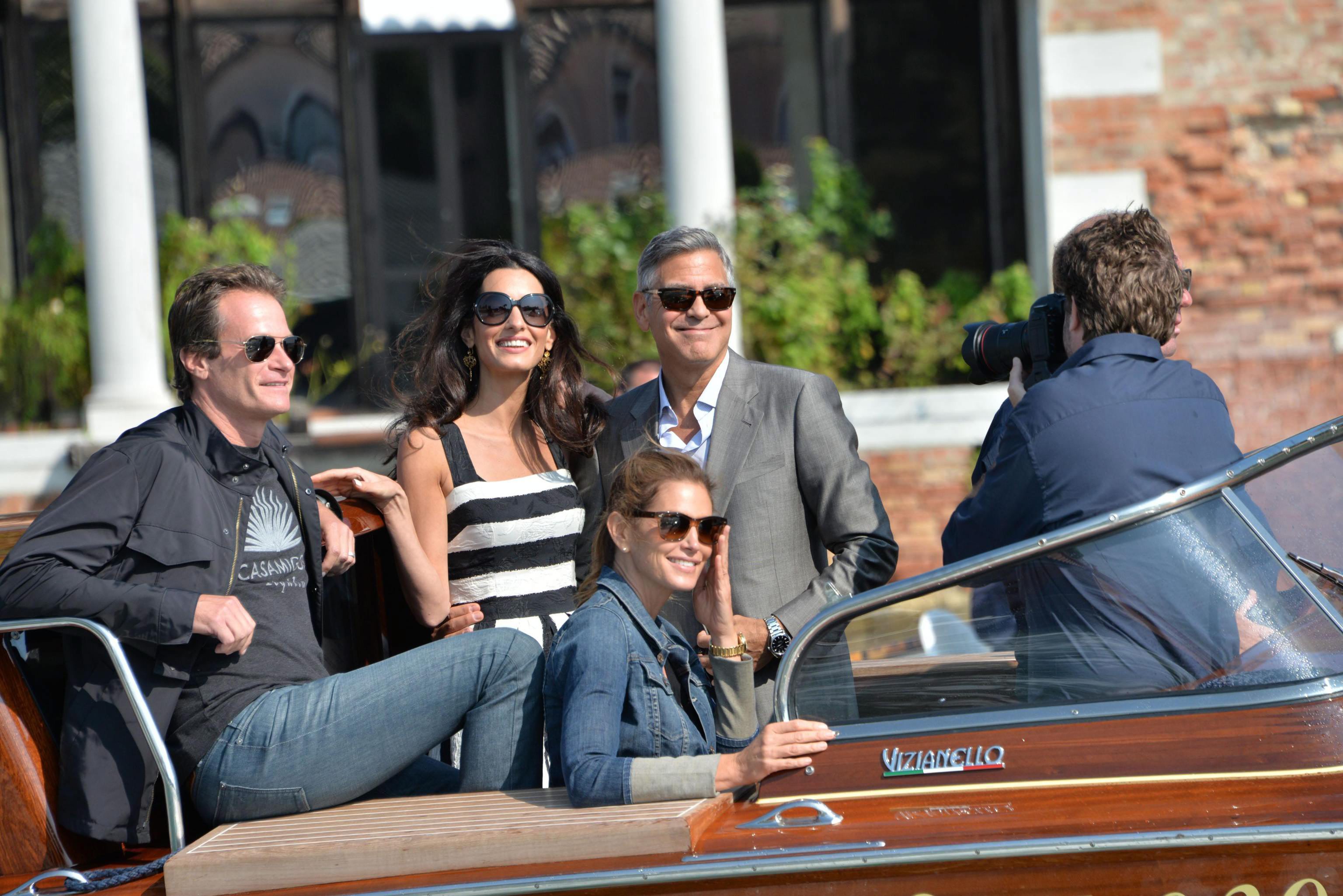 Младоженците Джордж Клуни и Амал Аламудин организираха пищна сватба в присъствието на звездни гости. В петък (26 септември) те пристигнаха във Венеция, в събота и неделя (27 и 28 септември) имаше празненства, а в понеделник (29 септември) подписаха официално и вече са венчани