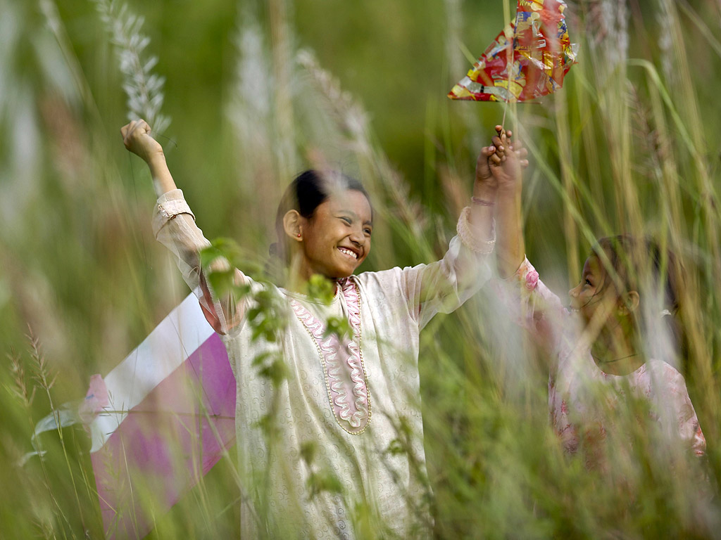 Непалски деца да се забавляват с хвърчило близо до Катманду, Непал. Фестивала на хвърчилата Dashain се провежда след дъждовете и е сбогуване с летния сезон, в съответствие с индуската митология.