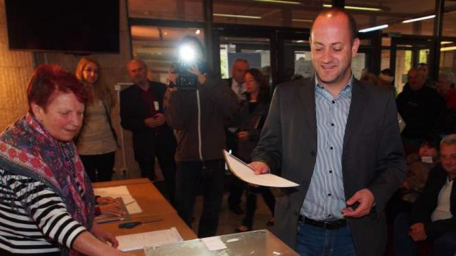 Радан Кънев гласува във Варна