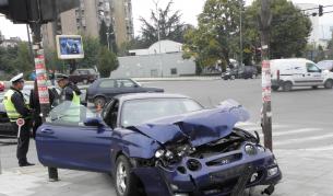 Две коли се удариха челно в Благоевград, има пострадала