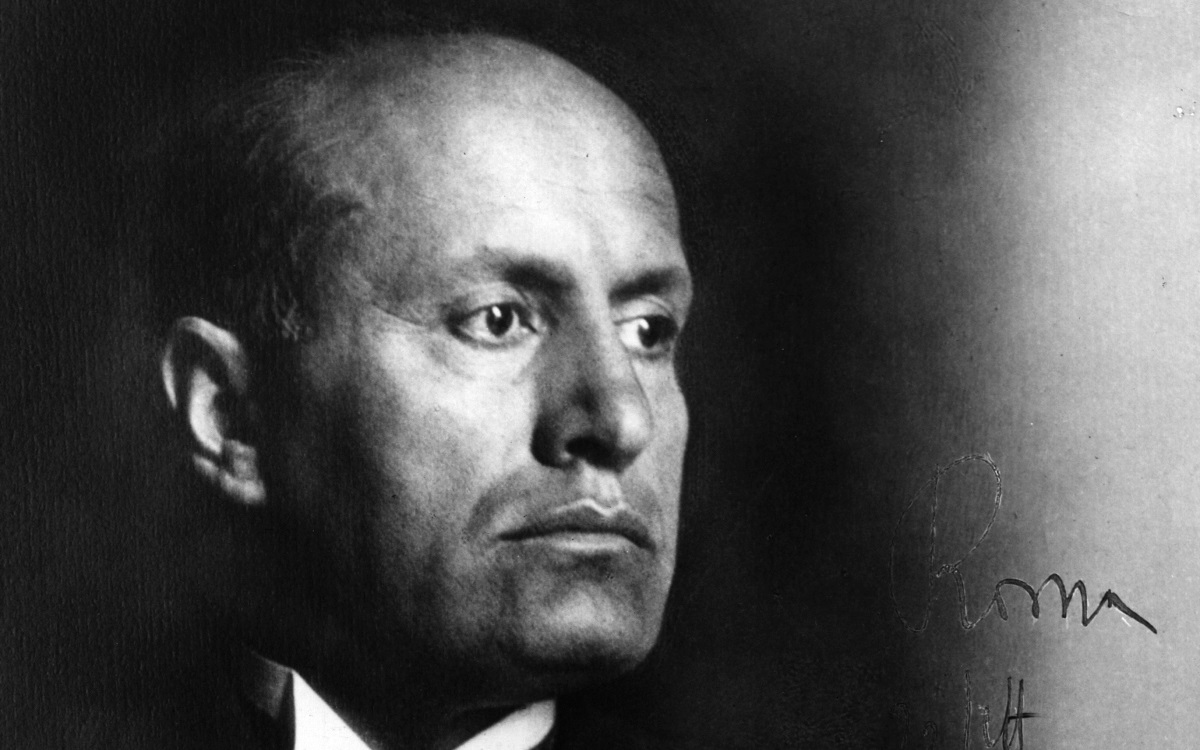 <p><strong>Бенито Мусолини и пренебрегването на хигиената</strong>- Диктаторът бил известен с небрежността си. Рядко се миел, носел мръсни дрехи и не се грижел за себе си. Въпреки това се възприемал като велик интелектуалец и постоянно се оплаквал от здравословното си състояние. Този контраст между образа и реалността само подчертавал вътрешната му нестабилност. Мусолини се стремял към величие, но пренебрегвал основни неща, които символизират ред и дисциплина.</p>