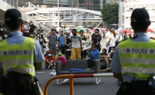Сблъсъци между демонстранти и маскирани нападатели в Хонконг