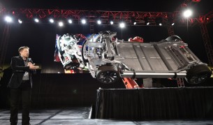 „Тесла Модел D“ – D като „два двигателя“